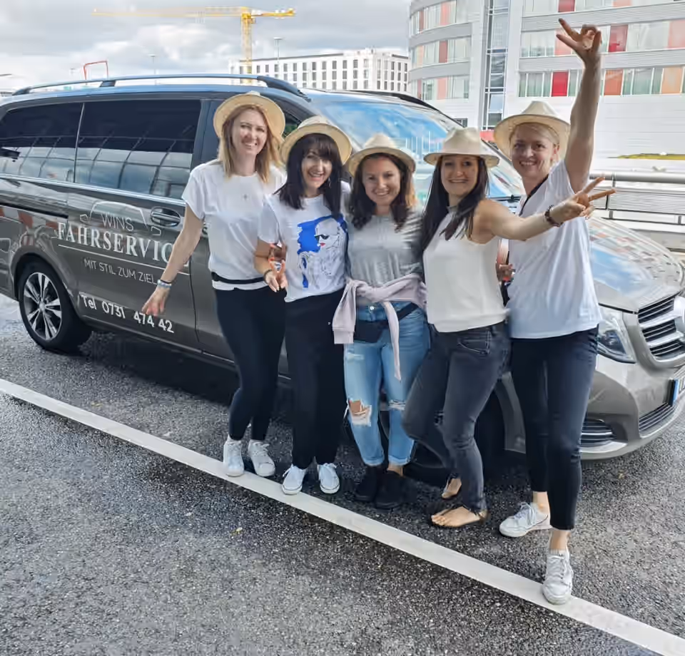 Wins Fahrservice Team vor dem Mercedes-Benz Vito